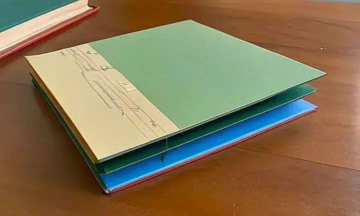 Un papel de una mesa desordenada presenta unos apuntes organizados con headings y puntos listados